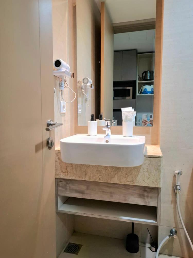 Luxury Sea View Free Wifi And Cozy Gold Coast Pik Next To Oakwood By Blezz Apartment